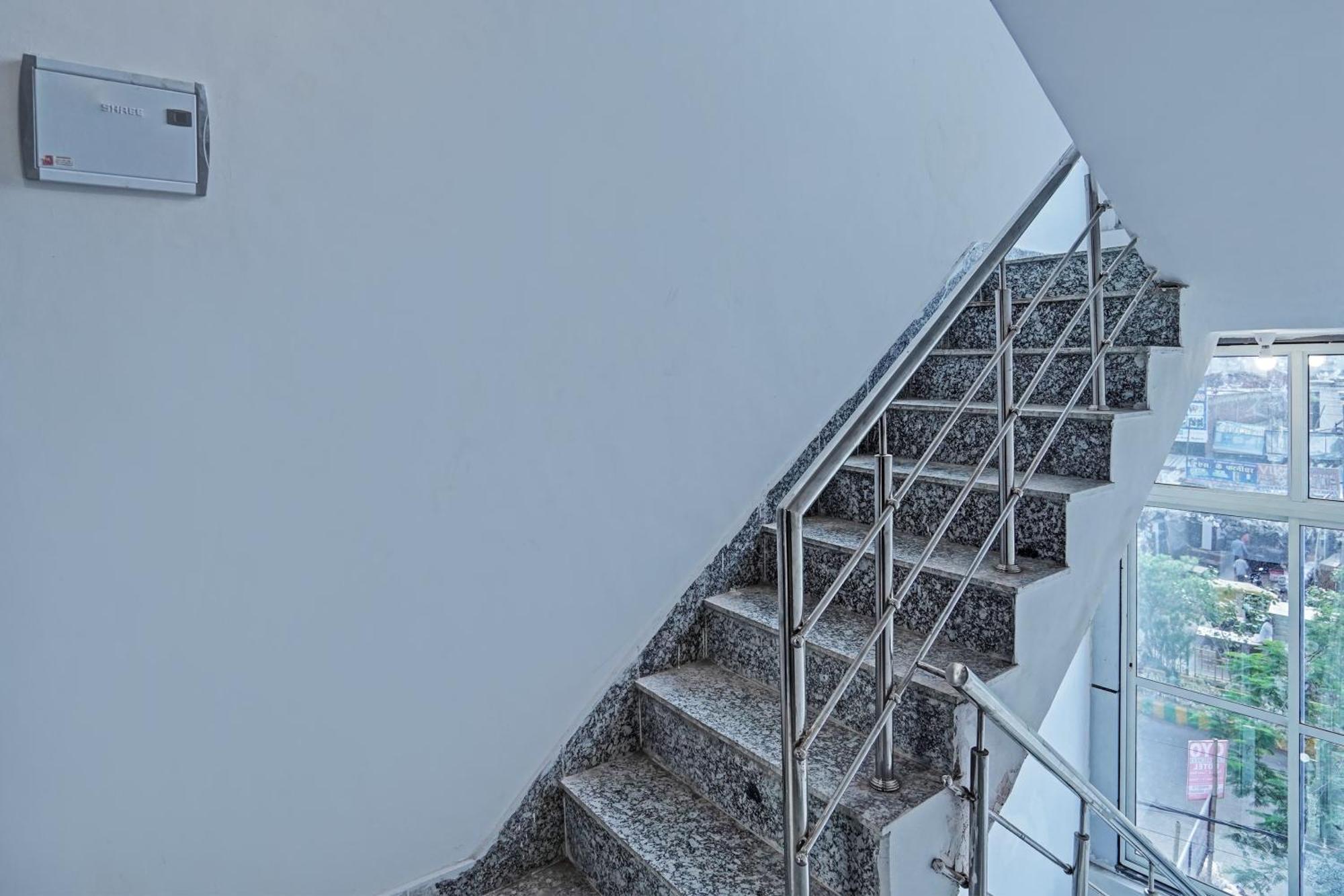 Oyo Flagship Evergreen Tower Hotel Ghaziabad Eksteriør bilde